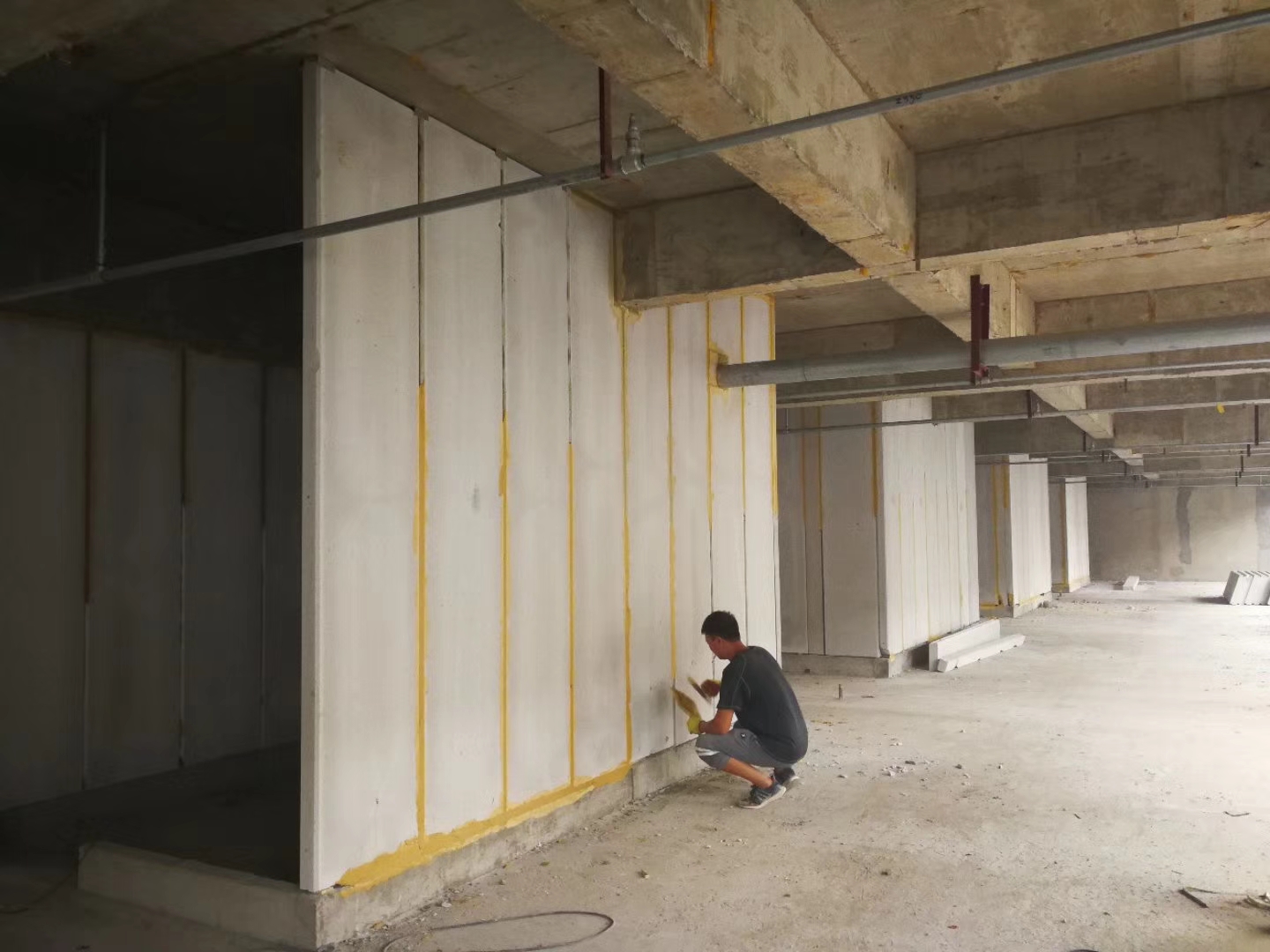 来宾无机发泡轻骨料混凝土隔墙板施工技术性能研究